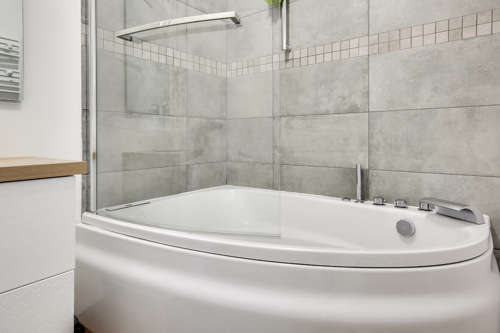 Modern inredning av ett badrum, med ett hörnbadkar
