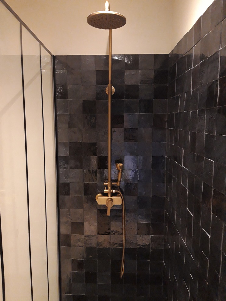Transitional walk-in shower photo in Lille with beige walls and a console sink