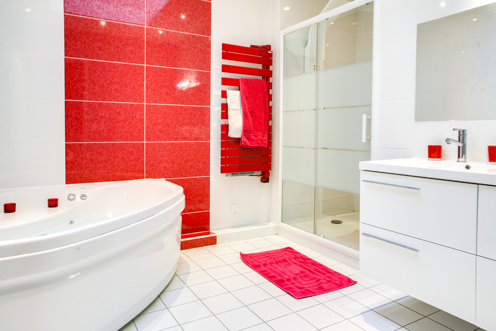 Cette image montre une salle de bain principale design de taille moyenne avec des portes de placard blanches, une baignoire d'angle, un carrelage rouge, une grande vasque, un sol blanc, un mur rouge, carreaux de ciment au sol et une cabine de douche à porte coulissante.