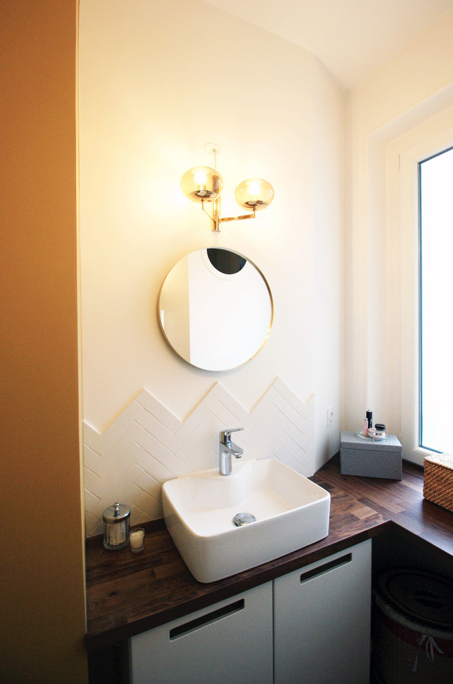 Inspiration för små moderna en-suite badrum, med luckor med profilerade fronter, vita skåp, ett undermonterat badkar, våtrum, vit kakel, stickkakel, gula väggar, cementgolv, ett konsol handfat, träbänkskiva, gult golv och med dusch som är öppen