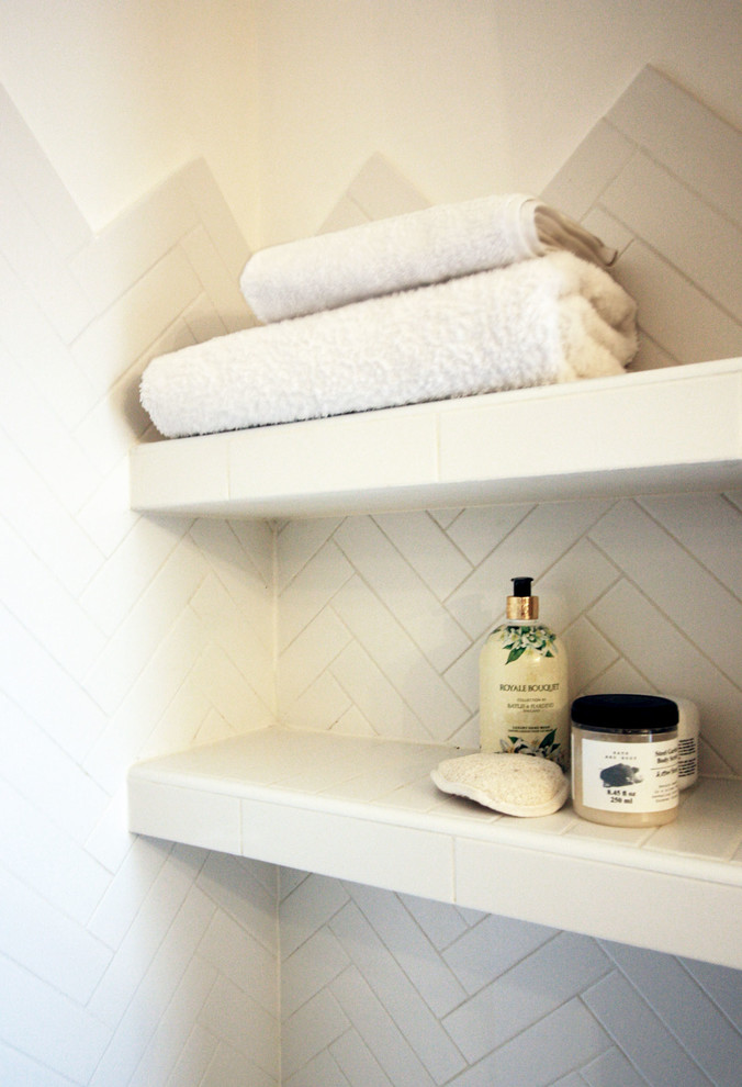 Inredning av ett modernt litet en-suite badrum, med luckor med profilerade fronter, vita skåp, ett undermonterat badkar, våtrum, vit kakel, stickkakel, gula väggar, cementgolv, ett konsol handfat, träbänkskiva, gult golv och med dusch som är öppen