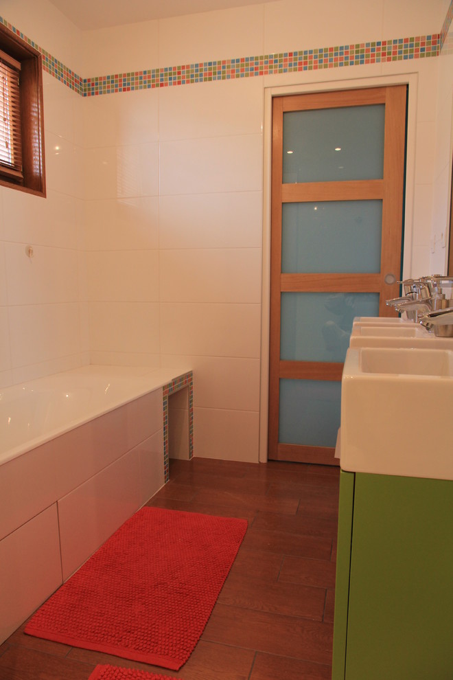 Пример оригинального дизайна: большая детская ванная комната в современном стиле с душем без бортиков, белой плиткой, разноцветной плиткой, плиткой мозаикой, белыми стенами, паркетным полом среднего тона, накладной ванной и консольной раковиной