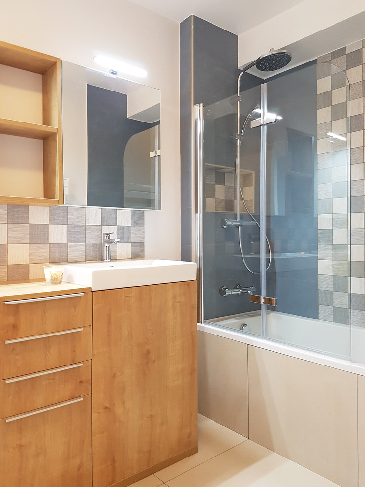 Idée de décoration pour une petite salle de bain principale design en bois clair avec un placard à porte affleurante, une baignoire encastrée, une douche à l'italienne, un carrelage gris, un mur blanc, un lavabo encastré, un sol beige et une cabine de douche à porte battante.