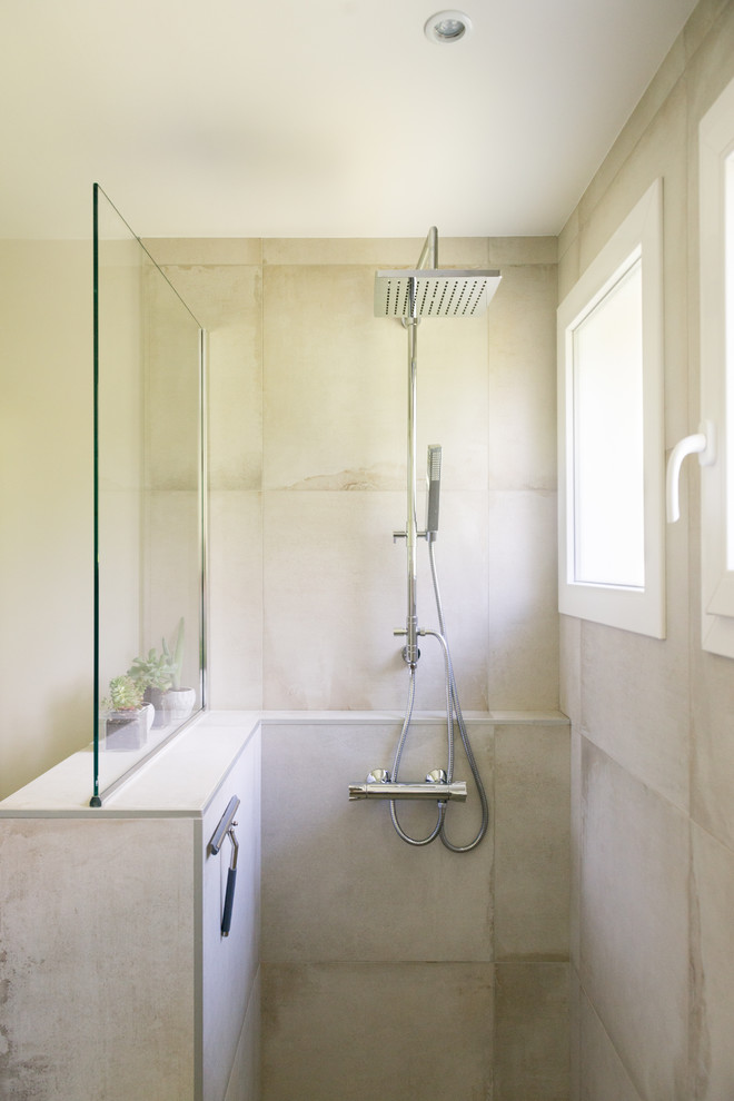 Idéer för mellanstora vintage en-suite badrum, med ett undermonterat badkar, en kantlös dusch, grå kakel, keramikplattor, grå väggar, ljust trägolv, ett konsol handfat, träbänkskiva och med dusch som är öppen