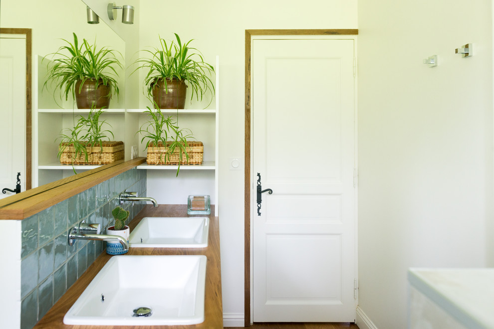 ボルドーにある高級な中くらいなトランジショナルスタイルのおしゃれなマスターバスルーム (アンダーマウント型浴槽、バリアフリー、グレーのタイル、セラミックタイル、グレーの壁、淡色無垢フローリング、コンソール型シンク、木製洗面台、オープンシャワー) の写真