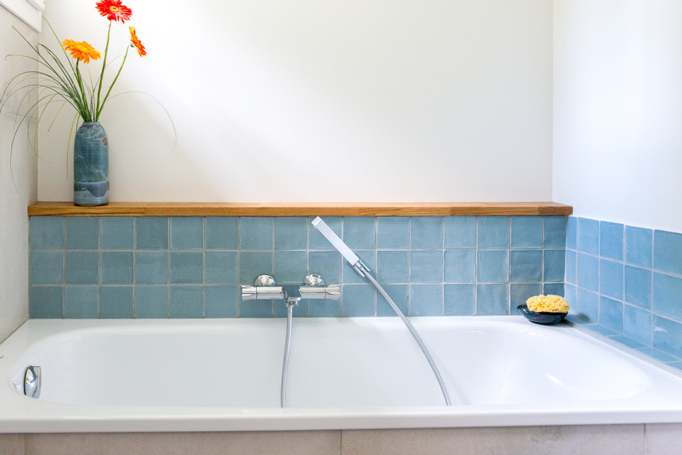 Bild på ett mellanstort vintage en-suite badrum, med ett undermonterat badkar, en kantlös dusch, grå kakel, keramikplattor, grå väggar, ljust trägolv, ett konsol handfat, träbänkskiva och med dusch som är öppen