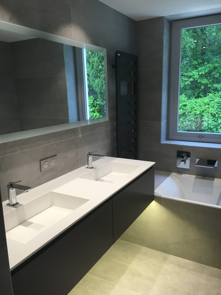 Example of a minimalist bathroom design in Grenoble