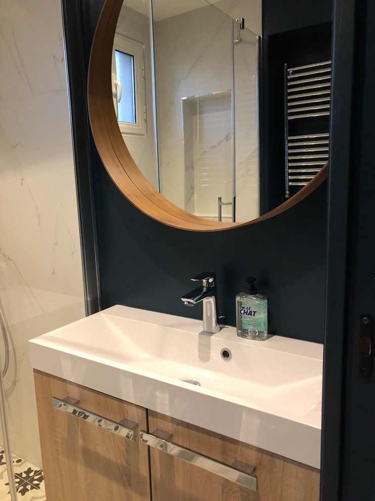 Inspiration för små moderna vitt badrum med dusch, med en kantlös dusch, en vägghängd toalettstol, vit kakel, keramikplattor, blå väggar, cementgolv, ett konsol handfat, bänkskiva i akrylsten, grått golv och dusch med gångjärnsdörr
