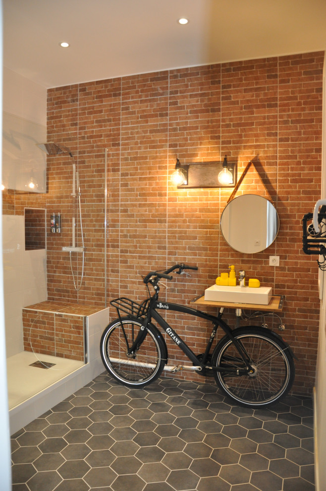 Idée de décoration pour une grande salle d'eau urbaine avec une douche ouverte, WC séparés, un carrelage marron, des carreaux en allumettes, un mur blanc, parquet foncé, un lavabo posé et un sol gris.
