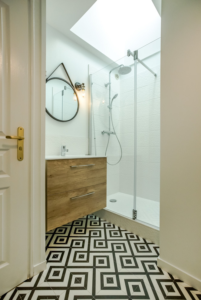 Idée de décoration pour une petite salle d'eau minimaliste avec une douche ouverte, un carrelage blanc, des carreaux de céramique, une grande vasque, une cabine de douche à porte battante et un plan de toilette blanc.