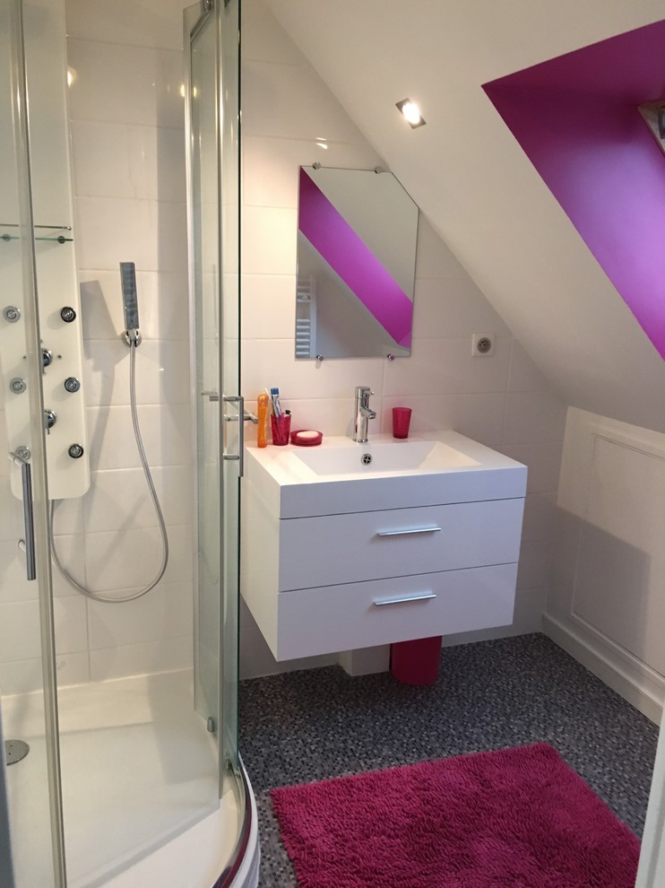 Exempel på ett mellanstort modernt en-suite badrum, med luckor med profilerade fronter, vita skåp, en hörndusch, rosa kakel, keramikplattor, vita väggar, linoleumgolv, ett väggmonterat handfat och bänkskiva i akrylsten