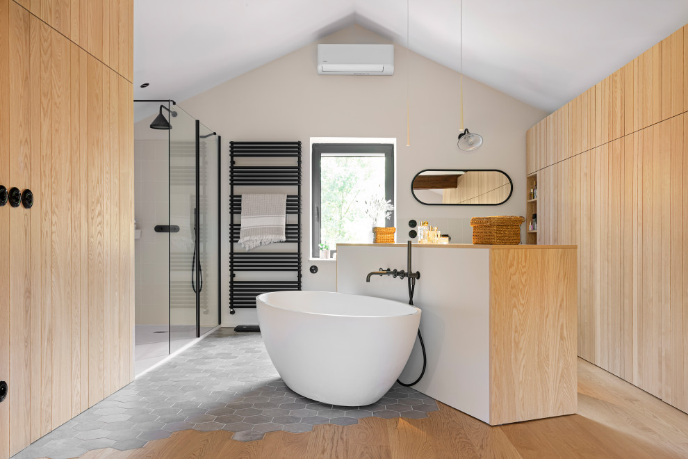 Idéer för ett stort eklektiskt badrum med dusch, med luckor med profilerade fronter, en vägghängd toalettstol, vita väggar, ljust trägolv, ett avlångt handfat och träbänkskiva