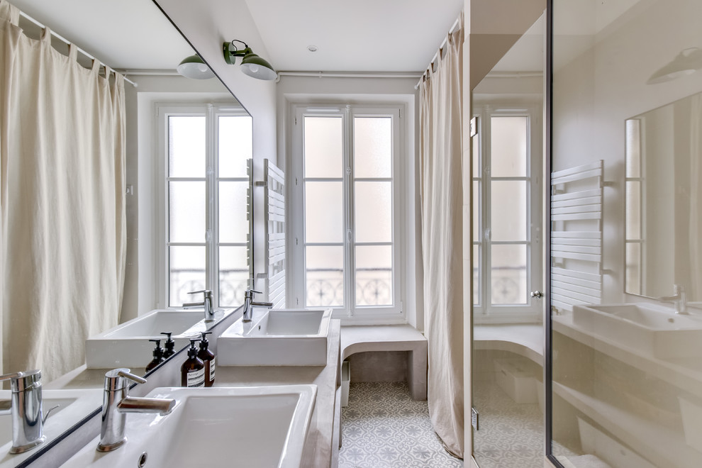 Идея дизайна: большая главная ванная комната в современном стиле с белой плиткой, белыми фасадами, полновстраиваемой ванной, душевой комнатой, белыми стенами, настольной раковиной, серым полом, душем с распашными дверями, цементной плиткой и полом из цементной плитки