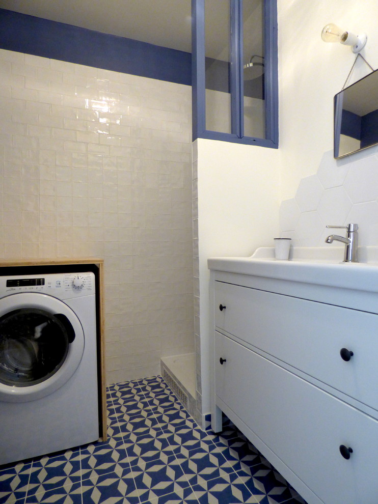Immagine di una stanza da bagno con doccia boho chic di medie dimensioni con doccia aperta, piastrelle bianche, piastrelle diamantate, pareti blu, pavimento in cementine, lavabo a colonna, pavimento blu e top piastrellato