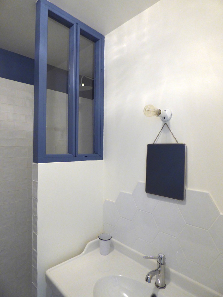 Inspiration pour une salle d'eau bohème de taille moyenne avec une douche ouverte, un carrelage blanc, un carrelage métro, un mur bleu, carreaux de ciment au sol, un lavabo de ferme et un sol bleu.
