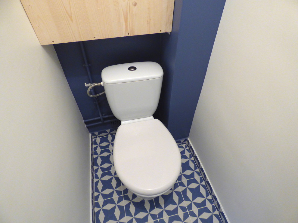 Idées déco pour une salle de bain éclectique de taille moyenne avec une douche ouverte, un carrelage blanc, un carrelage métro, un mur bleu, carreaux de ciment au sol, un lavabo de ferme, un plan de toilette en carrelage et un sol bleu.