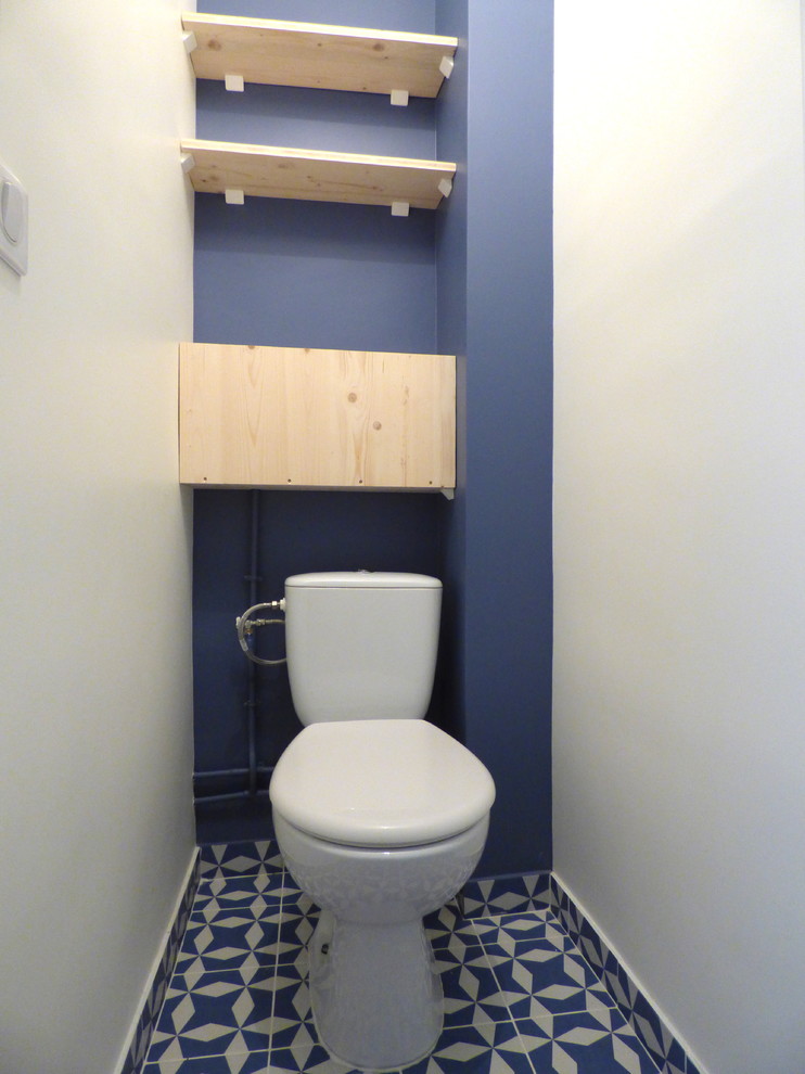 Esempio di un bagno di servizio boho chic di medie dimensioni con piastrelle bianche, piastrelle diamantate, pareti blu, pavimento in cementine, lavabo a colonna, top piastrellato e pavimento blu