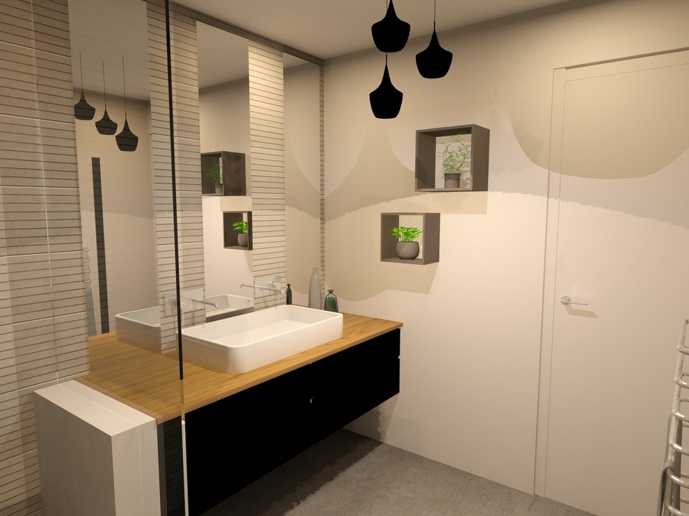 Bild på ett mellanstort funkis en-suite badrum, med luckor med profilerade fronter, svarta skåp, en öppen dusch, vit kakel, keramikplattor, beige väggar, betonggolv, ett nedsänkt handfat, träbänkskiva, beiget golv och med dusch som är öppen