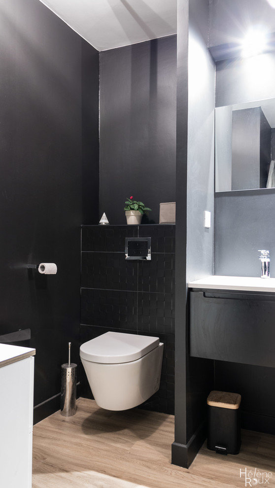 Foto de cuarto de baño minimalista pequeño con ducha a ras de suelo, baldosas y/o azulejos negros, paredes negras, aseo y ducha y lavabo suspendido
