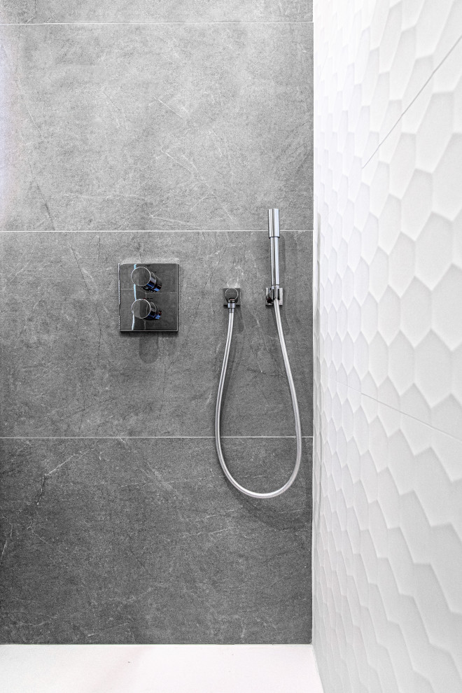 Ispirazione per una stanza da bagno padronale moderna di medie dimensioni con doccia a filo pavimento, piastrelle grigie, piastrelle in ceramica, pareti bianche, pavimento bianco e porta doccia scorrevole