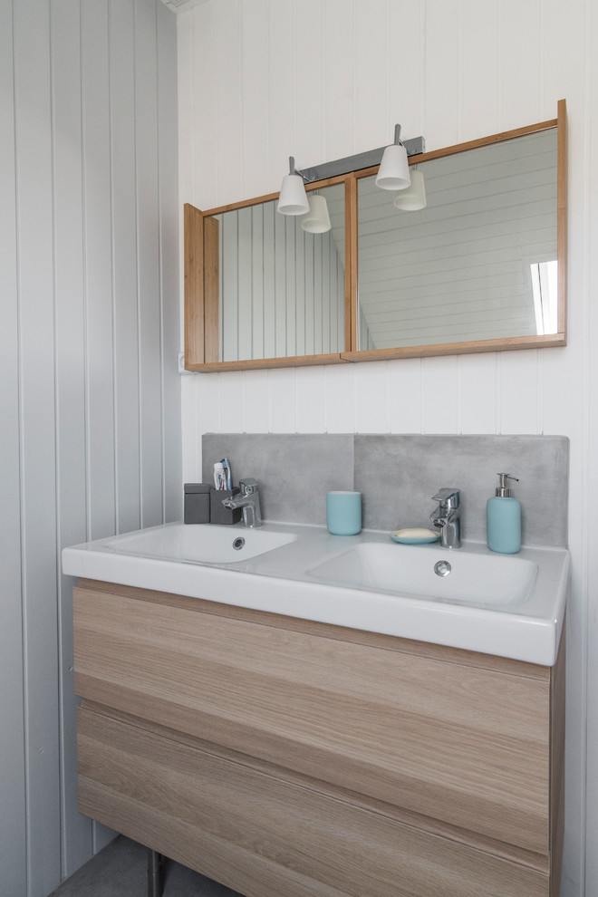 Imagen de cuarto de baño contemporáneo con armarios con paneles lisos, puertas de armario de madera clara, baldosas y/o azulejos grises, paredes blancas, lavabo tipo consola y suelo gris
