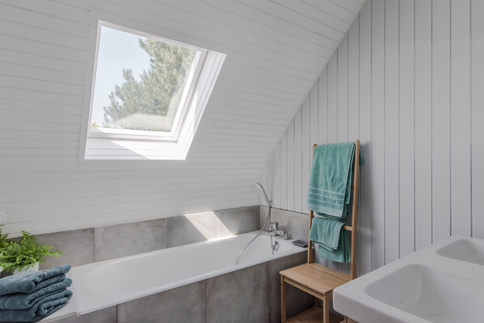 Foto de cuarto de baño contemporáneo con bañera encastrada, combinación de ducha y bañera, paredes blancas, aseo y ducha y ducha abierta