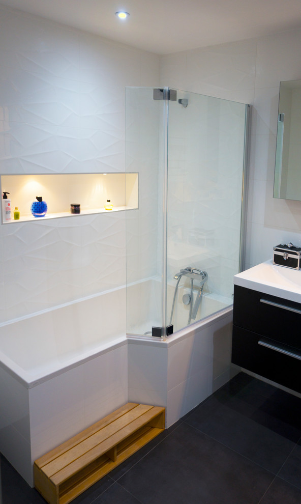 Idées déco pour une petite salle de bain contemporaine avec des portes de placard noires, un carrelage blanc, carreaux de ciment au sol et un sol noir.