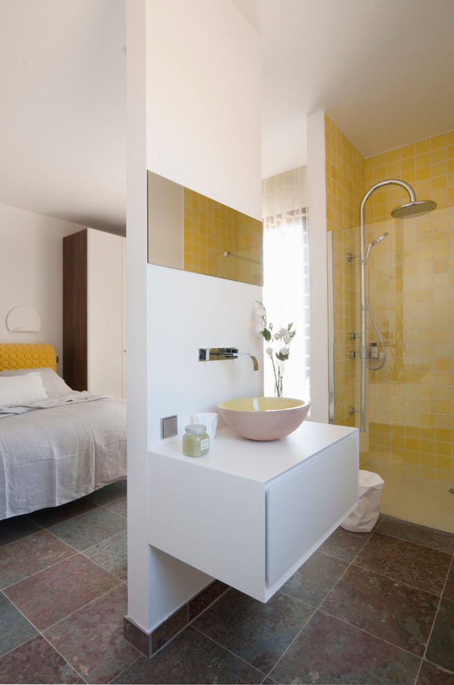 Inspiration för ett mellanstort funkis badrum med dusch, med en kantlös dusch, gul kakel, vita väggar och ett fristående handfat