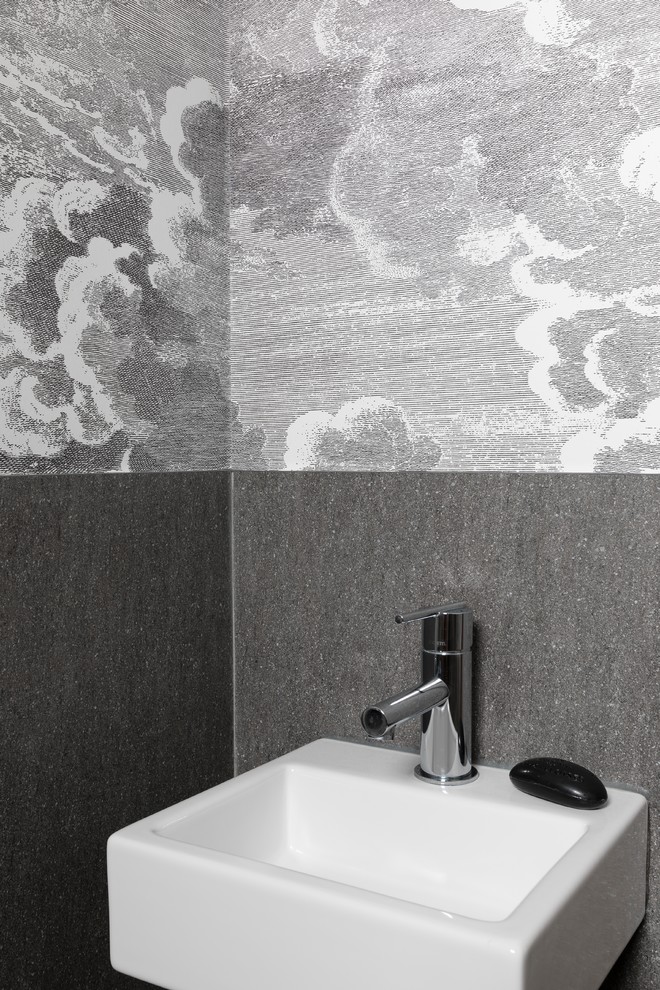 Mittelgroßes Modernes Badezimmer En Suite mit bodengleicher Dusche, weißer Wandfarbe, Schieferboden, schwarzem Boden und Falttür-Duschabtrennung in Paris