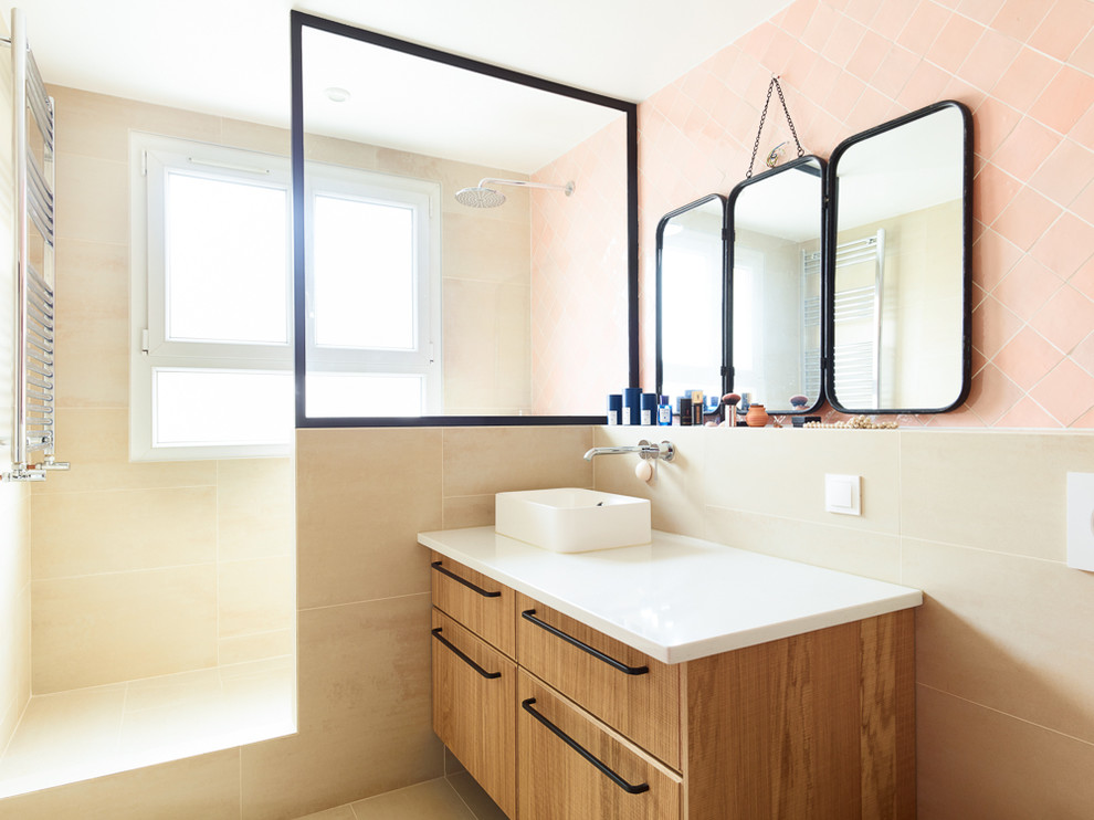 Diseño de cuarto de baño principal minimalista de tamaño medio con puertas de armario marrones, ducha abierta, sanitario de pared, baldosas y/o azulejos rosa, baldosas y/o azulejos de terracota, paredes beige, lavabo encastrado, encimera de cuarcita, suelo beige y encimeras blancas