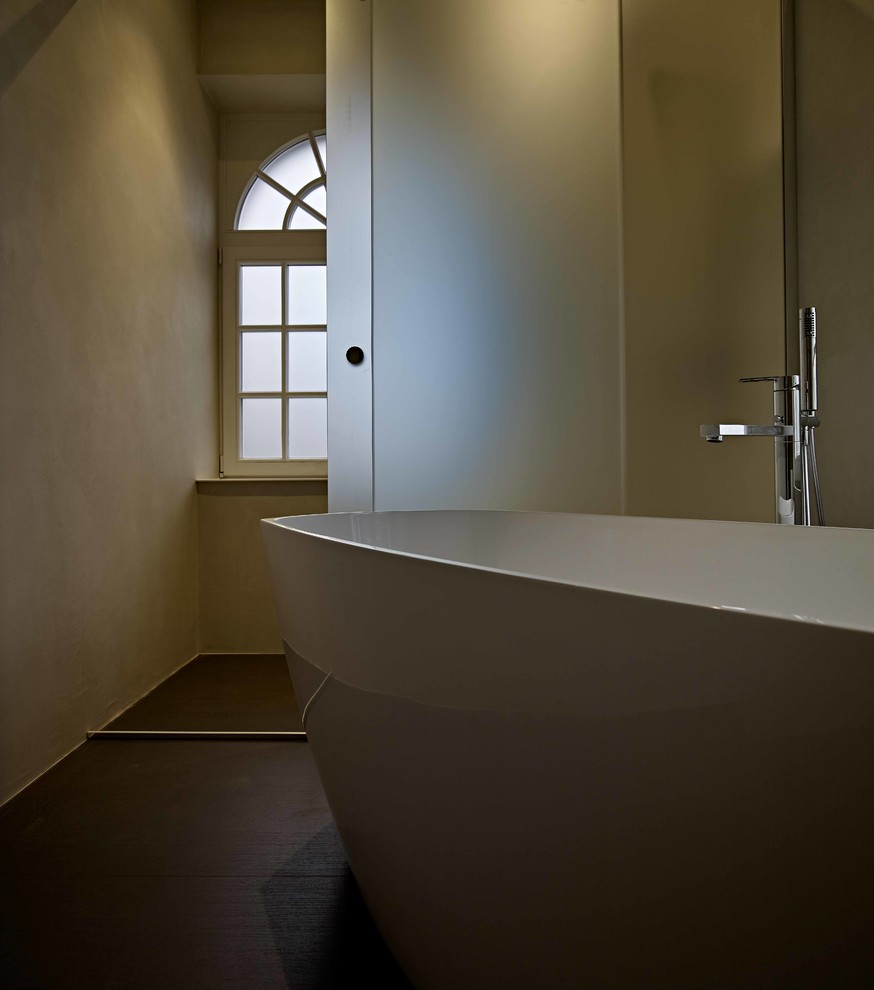 Design ideas for a modern bathroom in Strasbourg with a built-in bath.