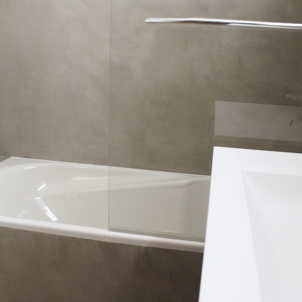 Mittelgroßes Modernes Badezimmer En Suite mit schwarzen Fliesen, Schieferfliesen, beiger Wandfarbe und braunem Holzboden in Paris