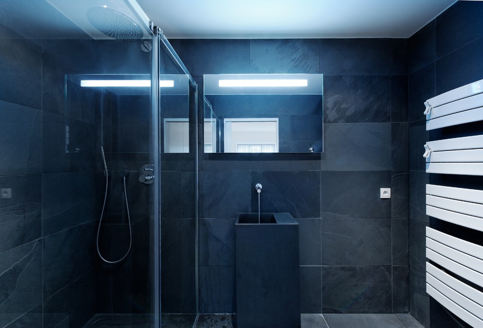 Foto di una stanza da bagno moderna di medie dimensioni con doccia doppia, piastrelle grigie, pareti grigie, parquet scuro, pavimento marrone e doccia aperta
