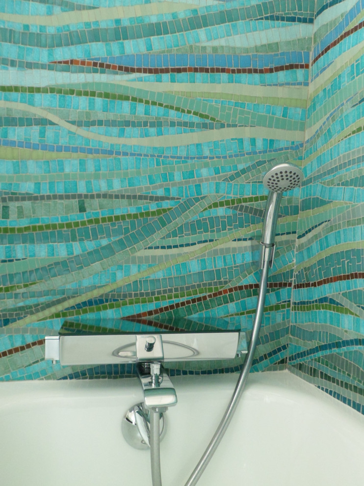 Ejemplo de cuarto de baño costero con baldosas y/o azulejos en mosaico, paredes azules, suelo con mosaicos de baldosas y encimera de vidrio