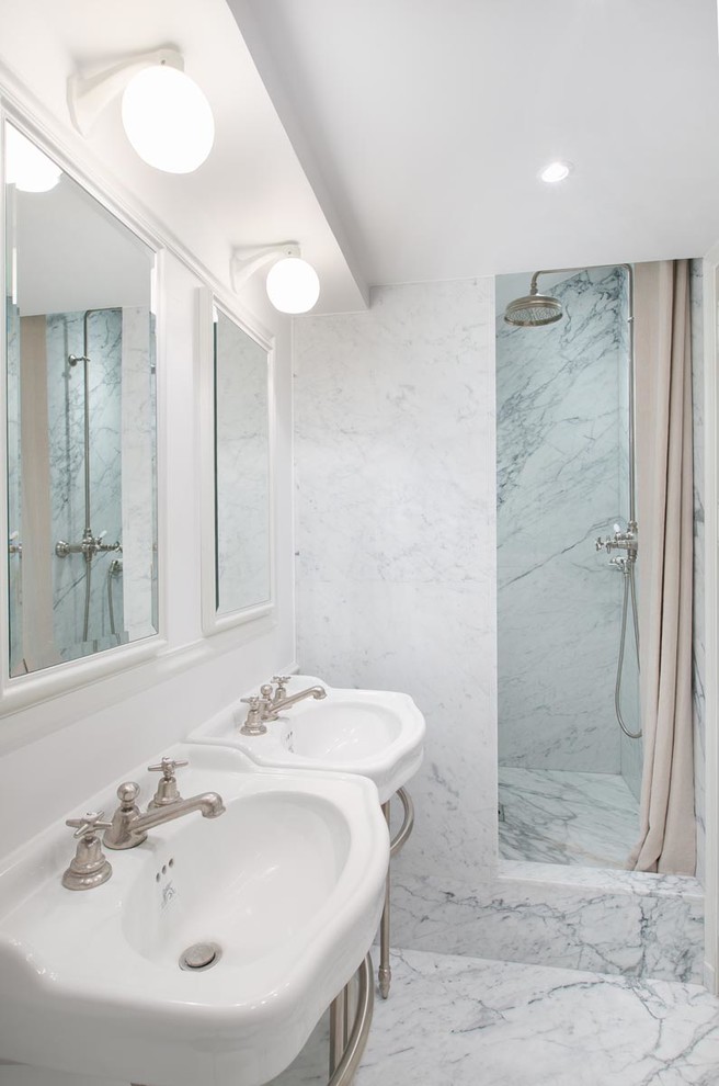 Foto de cuarto de baño rectangular clásico renovado con aseo y ducha