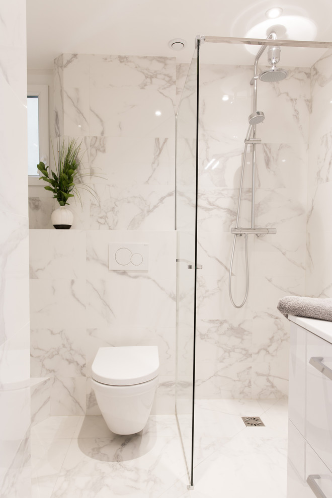 Cette image montre une petite salle d'eau design avec une douche à l'italienne, WC suspendus, des carreaux de céramique, un mur blanc, un sol en carrelage de céramique et un sol blanc.