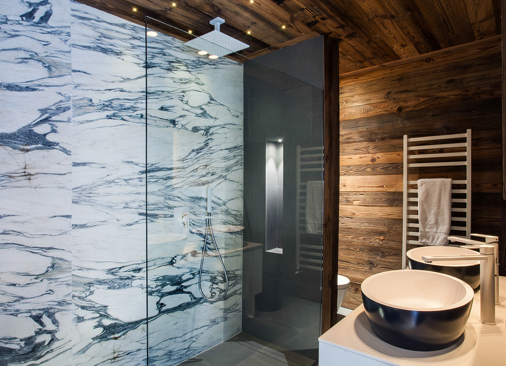 На фото: ванная комната среднего размера в стиле рустика с каменной плиткой, душем без бортиков, черно-белой плиткой, душевой кабиной, настольной раковиной и открытым душем