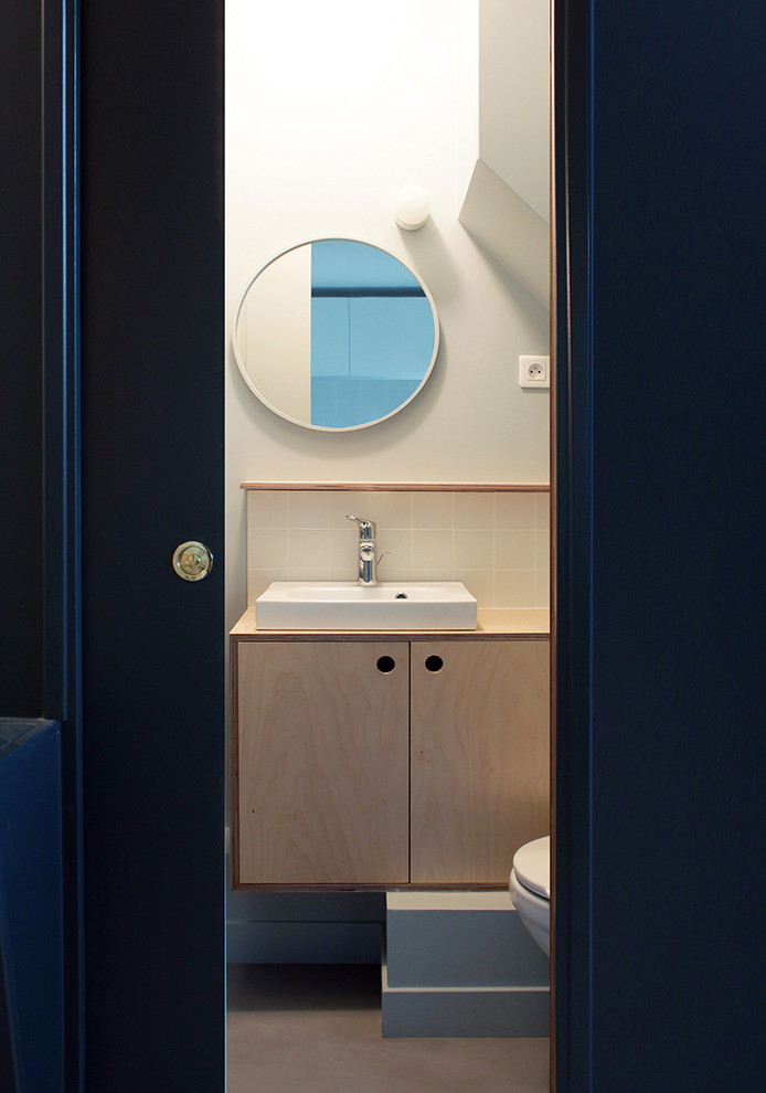 Источник вдохновения для домашнего уюта: маленькая ванная комната в современном стиле с фасадами с декоративным кантом, светлыми деревянными фасадами, открытым душем, белой плиткой, удлиненной плиткой, синими стенами, бетонным полом, душевой кабиной, накладной раковиной, столешницей из дерева и бежевой столешницей для на участке и в саду