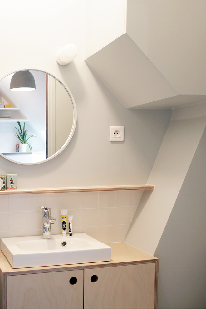 Exemple d'une petite salle d'eau tendance en bois clair avec une douche ouverte, un carrelage blanc, un lavabo posé, un plan de toilette en bois, des carreaux de céramique, un mur gris et un plan de toilette beige.