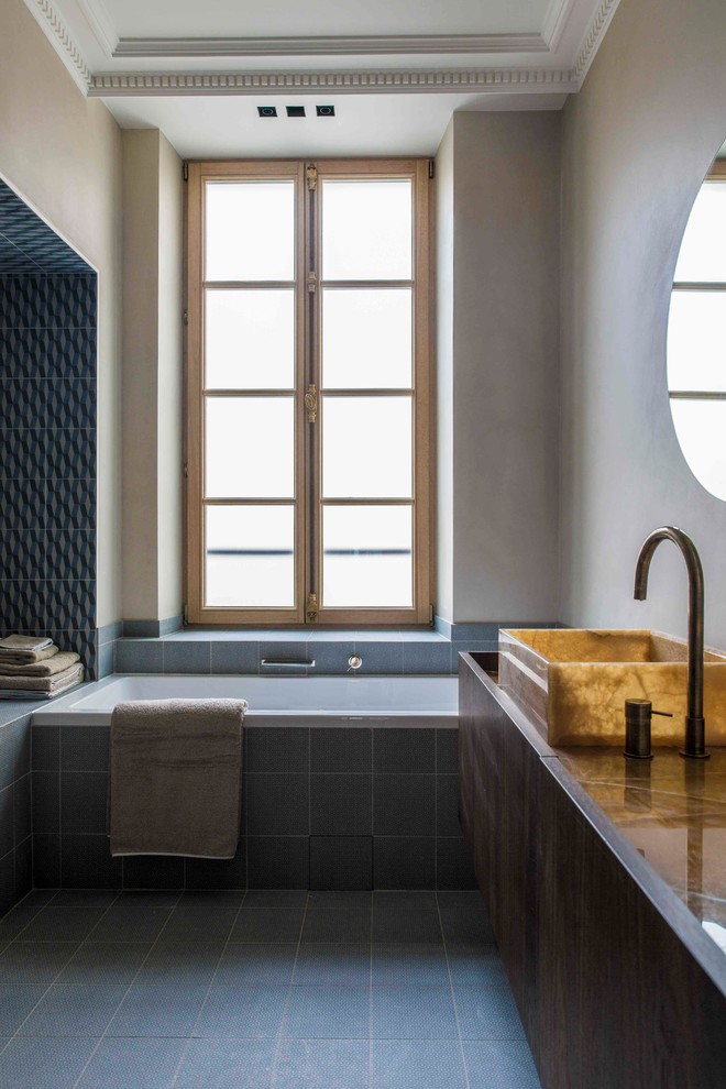 Mittelgroßes Modernes Badezimmer En Suite mit Einbaubadewanne, weißen Fliesen, blauen Fliesen, beiger Wandfarbe und Aufsatzwaschbecken in Paris