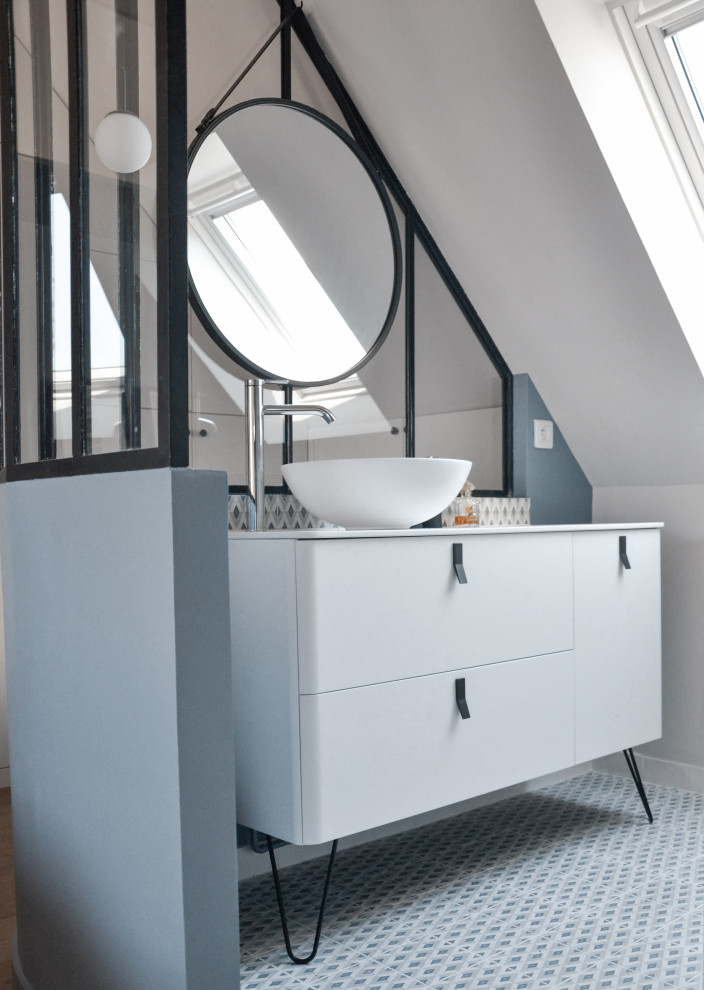 Ejemplo de cuarto de baño actual pequeño con puertas de armario blancas, paredes grises, aseo y ducha, lavabo sobreencimera, suelo gris, encimeras blancas y armarios con paneles lisos