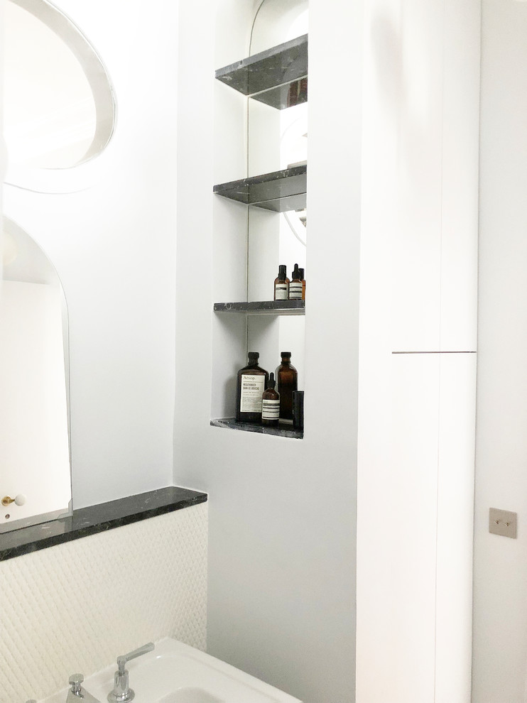 Foto på ett mellanstort eklektiskt en-suite badrum, med luckor med profilerade fronter, en dusch i en alkov, vit kakel, mosaik, grå väggar, klinkergolv i terrakotta, ett piedestal handfat, rött golv och dusch med duschdraperi