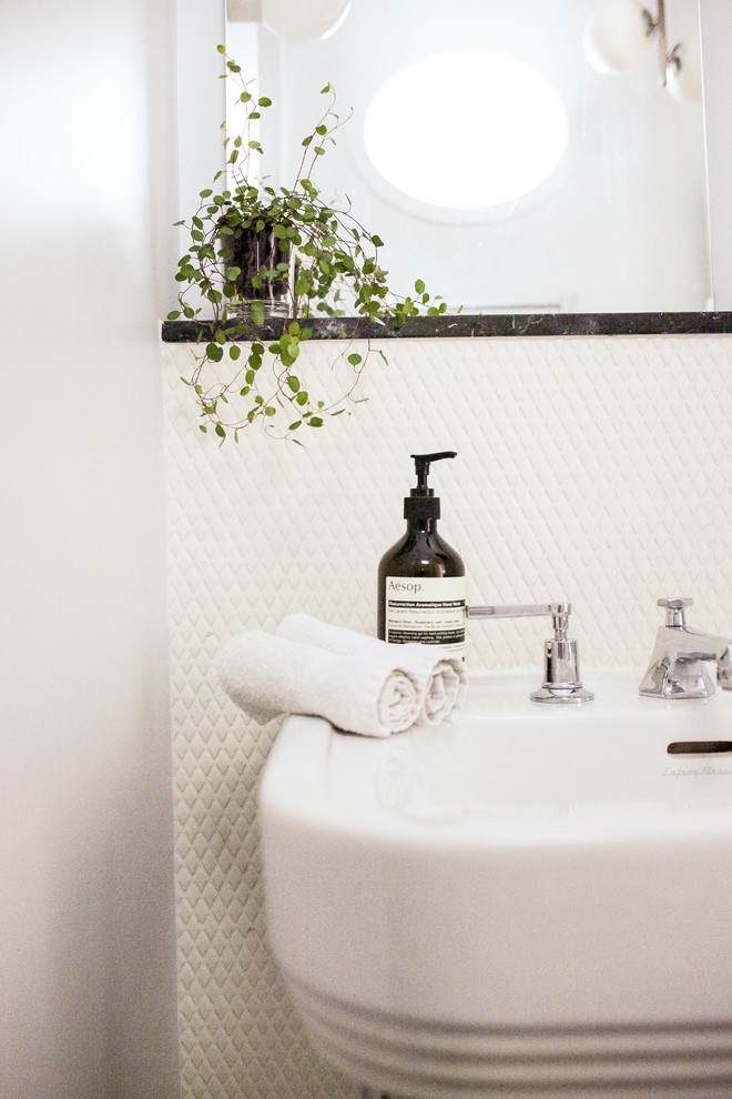 Idéer för att renovera ett mellanstort eklektiskt en-suite badrum, med luckor med profilerade fronter, gröna skåp, klinkergolv i terrakotta, rött golv, en dusch i en alkov, vit kakel, mosaik, grå väggar, ett piedestal handfat och dusch med duschdraperi