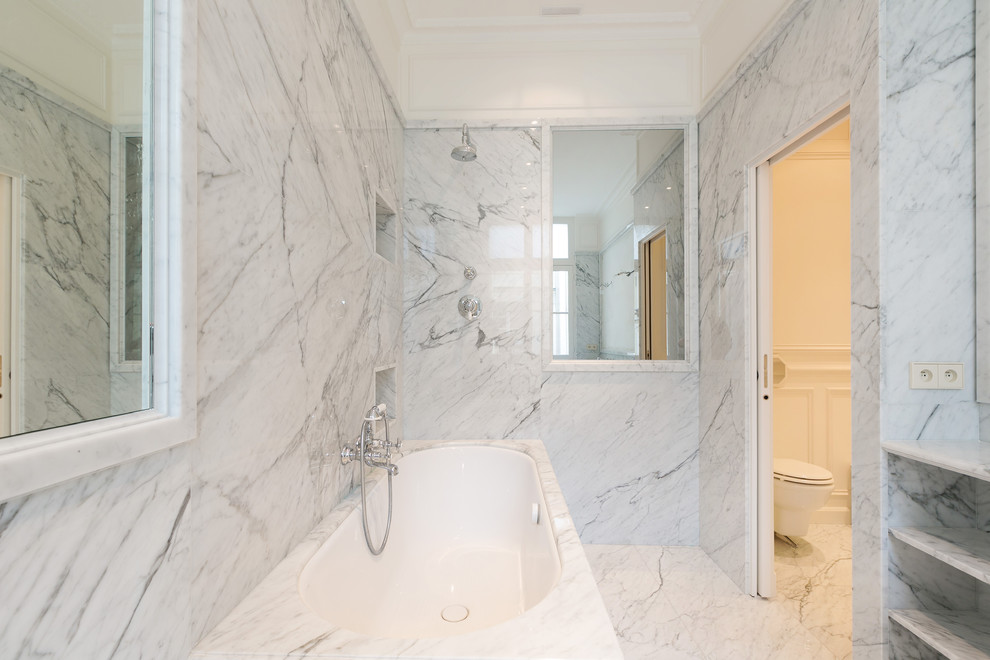 Exemple d'une salle de bain longue et étroite chic avec une baignoire encastrée, un carrelage blanc et un mur blanc.