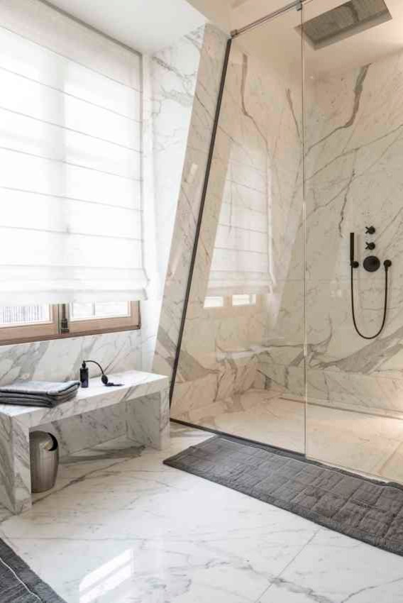 Esempio di una stanza da bagno con doccia tradizionale di medie dimensioni con doccia a filo pavimento, piastrelle bianche, piastrelle grigie, pavimento in marmo e pareti bianche