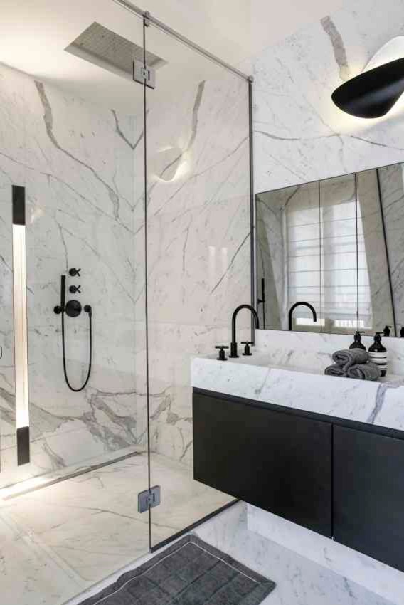 Inredning av ett klassiskt mellanstort badrum med dusch, med svarta skåp, en kantlös dusch, vit kakel, grå kakel, marmorgolv, ett integrerad handfat, marmorbänkskiva och vita väggar