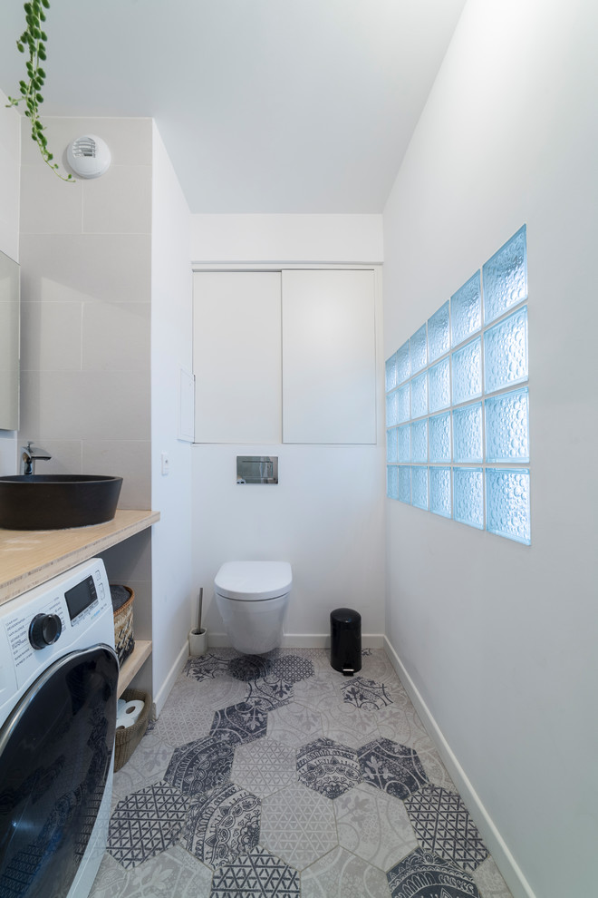 Inspiration för moderna badrum, med en hörndusch, en vägghängd toalettstol, beige kakel, ett nedsänkt handfat och dusch med gångjärnsdörr