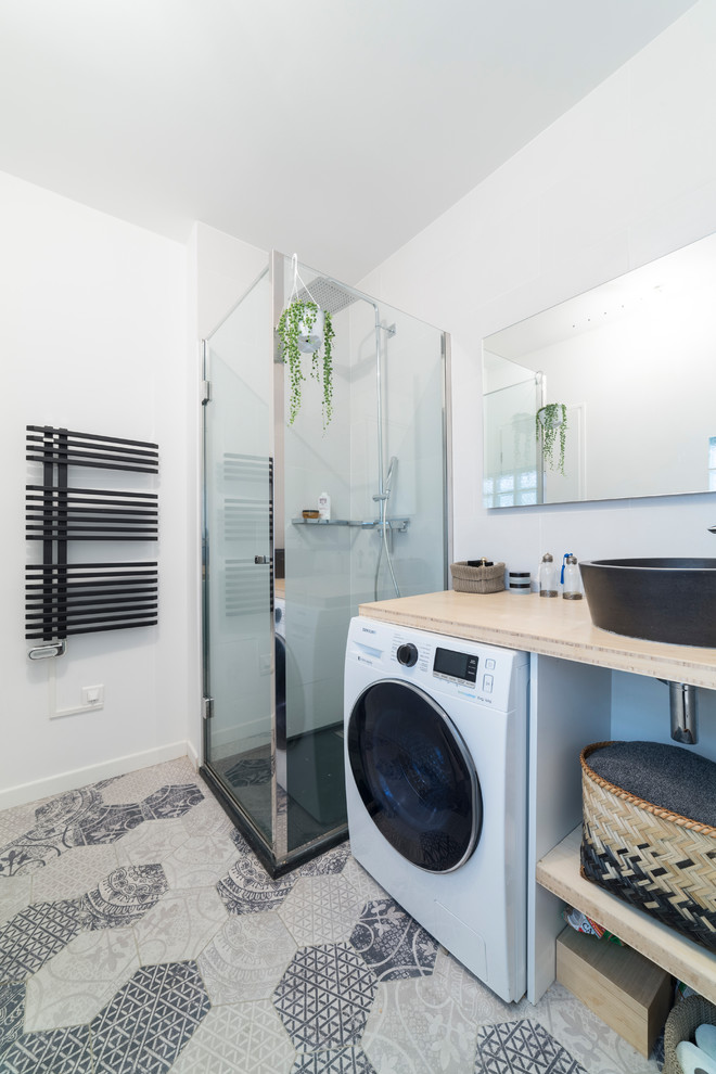 Источник вдохновения для домашнего уюта: ванная комната со стиральной машиной в современном стиле с угловым душем, инсталляцией, бежевой плиткой, накладной раковиной и душем с распашными дверями
