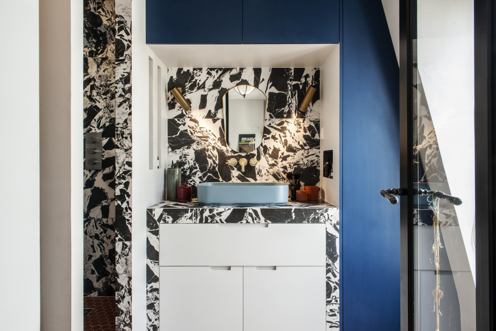На фото: ванная комната в стиле фьюжн с плоскими фасадами, белыми фасадами, черно-белой плиткой, настольной раковиной, разноцветной столешницей, тумбой под одну раковину и встроенной тумбой с