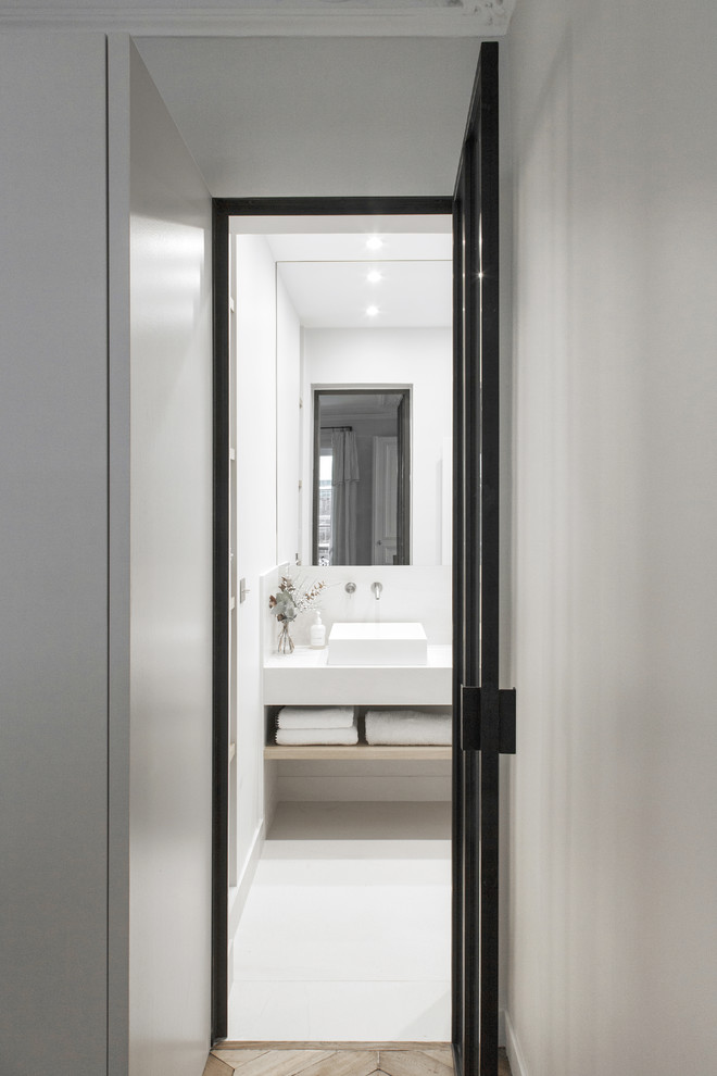 Idéer för ett mellanstort skandinaviskt grå en-suite badrum, med öppna hyllor, skåp i ljust trä, en öppen dusch, grå kakel, keramikplattor, vita väggar, klinkergolv i keramik, ett fristående handfat, kaklad bänkskiva, grått golv och med dusch som är öppen